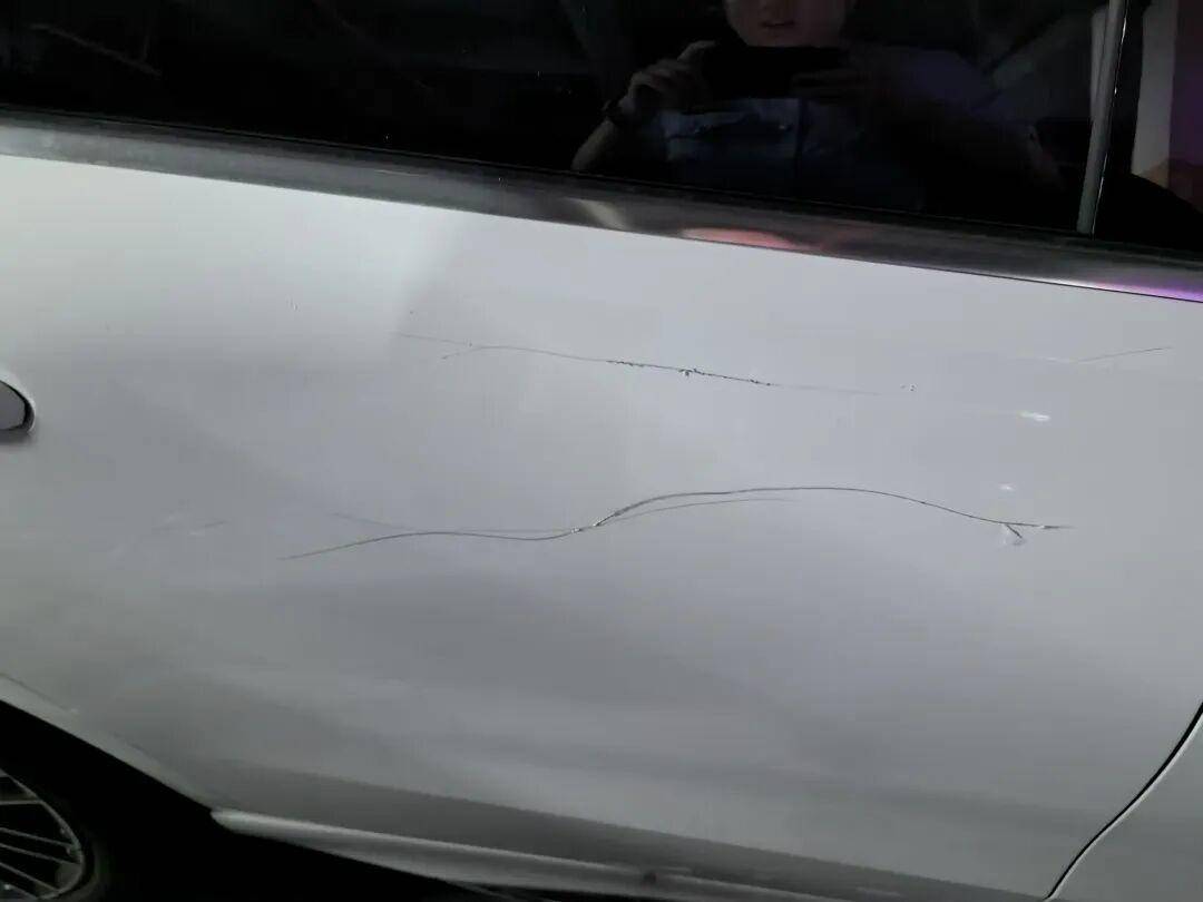 女子用铁片将邻居奔驰车划开数个口子,被采取刑事强制措施 双方曾因车门磕碰发生口角