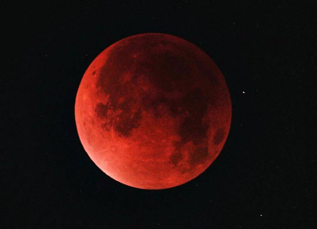 “红月亮”凌晨现身,震撼月全食天象来了:高清大图记录月亮“变脸”全过程