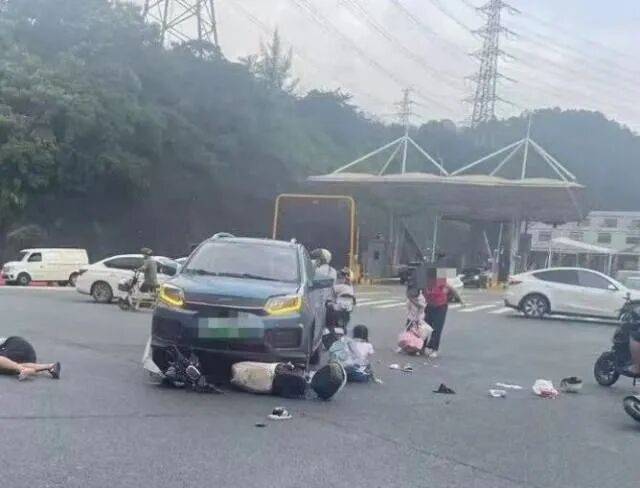 广州白云区一车辆撞倒学生,家长建议加装红绿灯