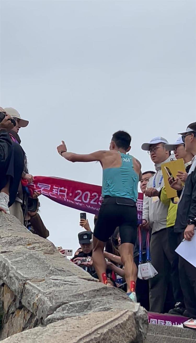“你登上山顶,我还没到售票处”,泰山国际登山赛一男子59分52秒夺冠,18年前他创下的56分22秒纪录至今无人打破