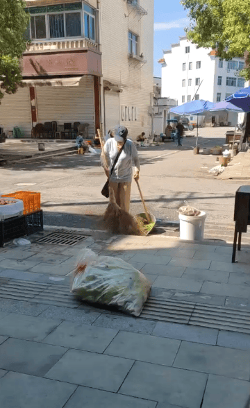浙江一店主允许大妈门口摆摊,时常被大妈“投喂”蔬果:每次收摊时,都打扫得干干净净