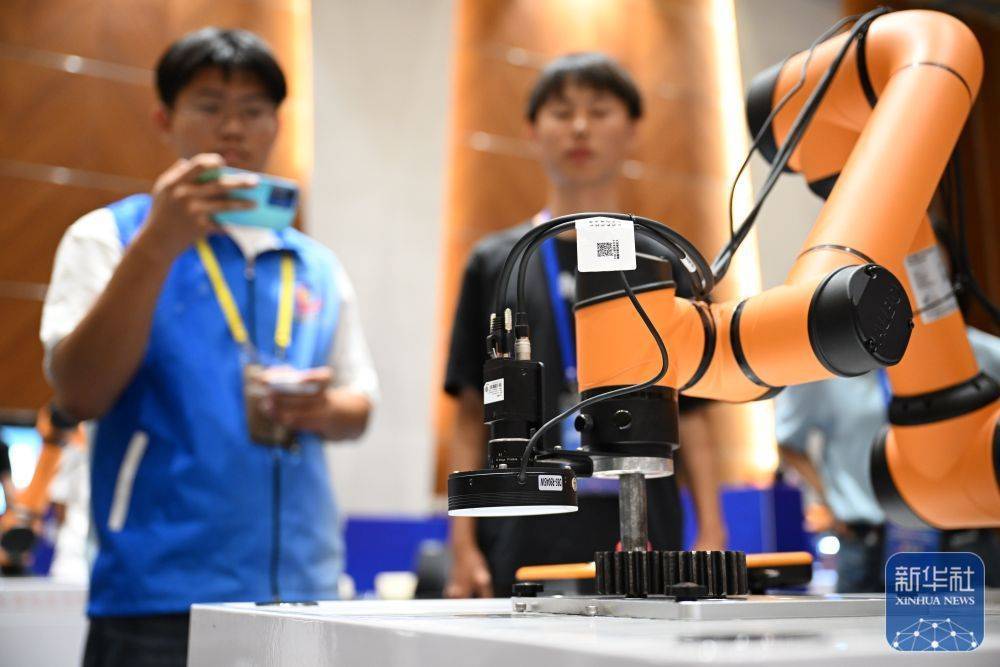 京津冀鲁大学生比拼智能精密装配