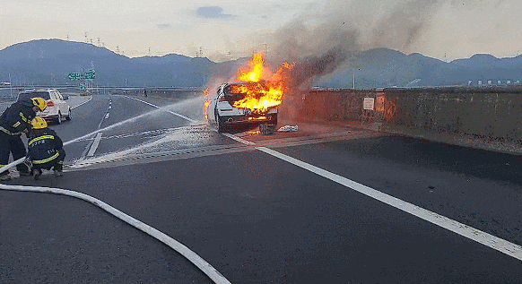 宁波绕城高速一轿车起火,现场伴有爆炸声,最新情况