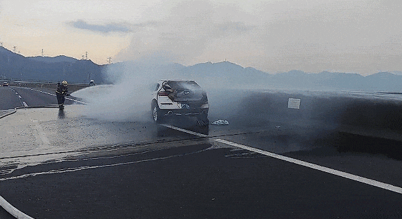 宁波绕城高速一轿车起火,现场伴有爆炸声,最新情况