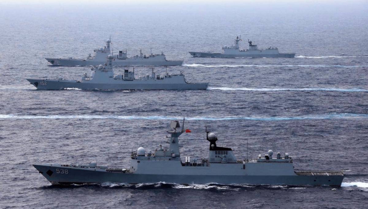 美日菲南海军演,菲舰喊话中国战舰撤退,解放军双语硬刚:我是主权舰,你管不着!