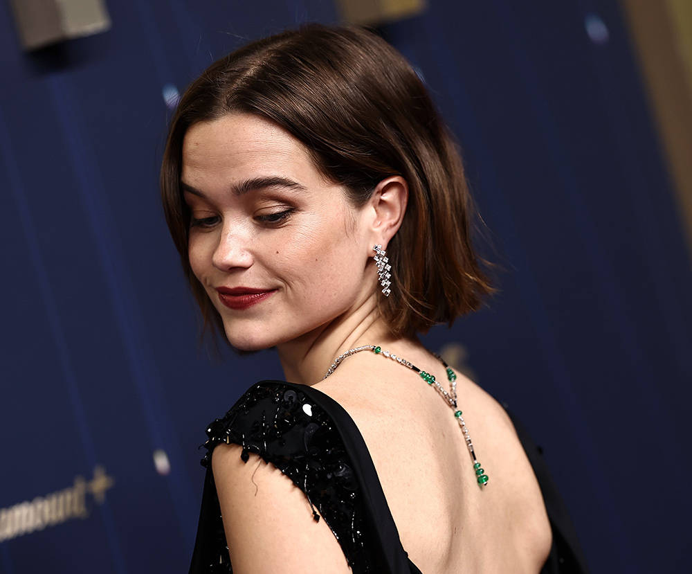 女星走红毯身上只穿珠宝?这届艾美奖的主题果然是大胆