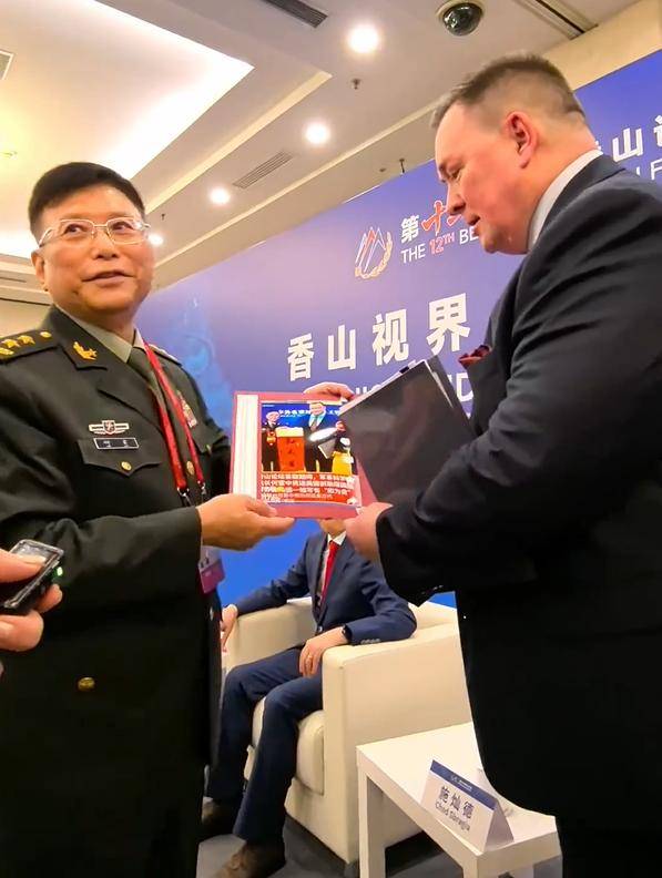 北京香山论坛召开,美方降级参会,中方赠送美代表一张照片,背后隐含何意?