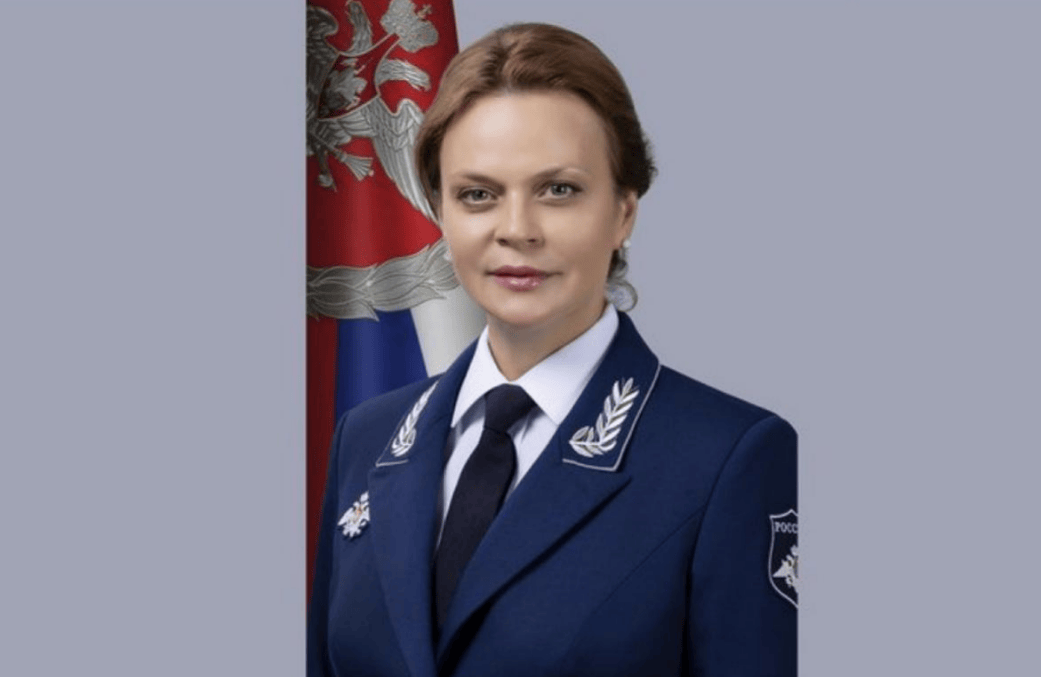 北京香山论坛召开,美方降级参会,中方送美代表一张照片有深意,普京亲侄女受命出席