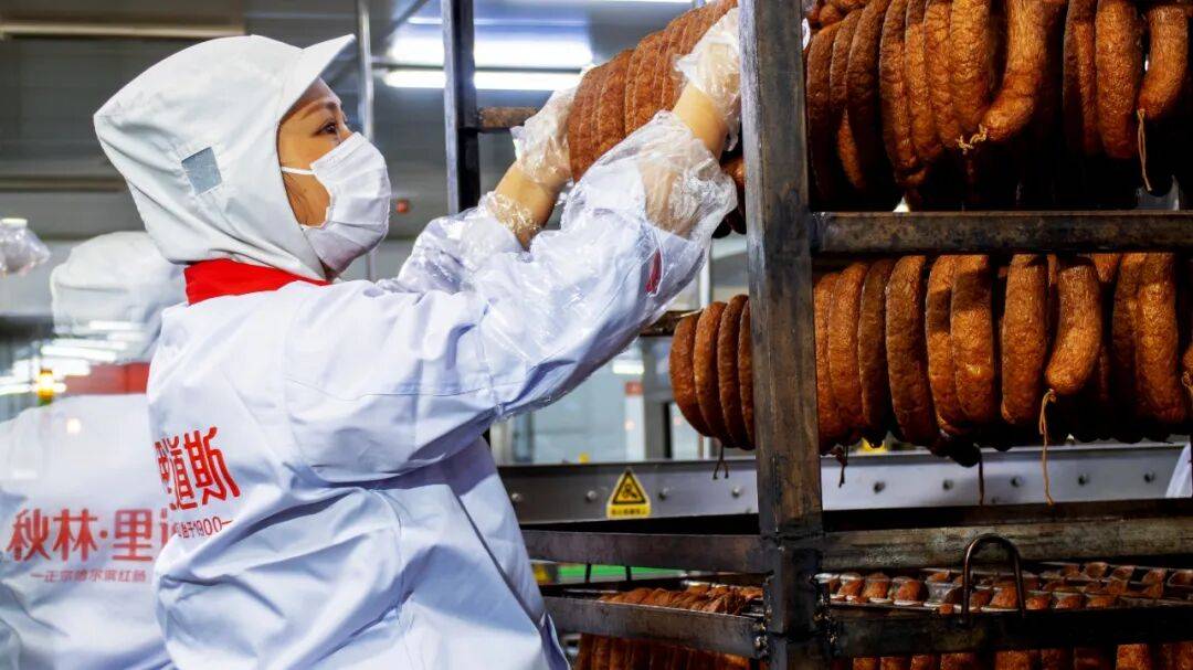 秋林里道斯红肠攻占全国超市,还要冲千亿全球市场 | 百年老字号“守正创新”破圈:一根红肠年售17亿元