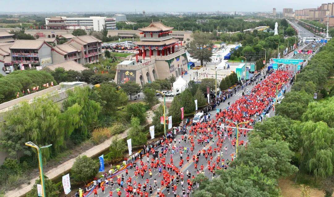 【组图】2025张掖·黑河半程马拉松激情开跑