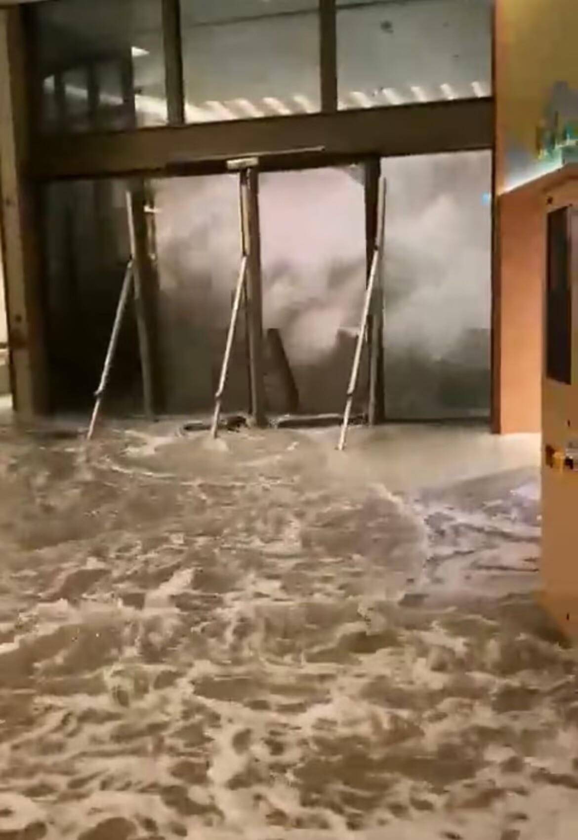 台风天香港一酒店大门被海浪冲破,海水涌入后大堂变泽国