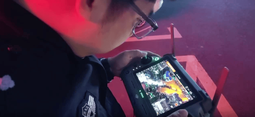 两名4岁女童游玩时走失,他们调度无人机小组3分钟寻回