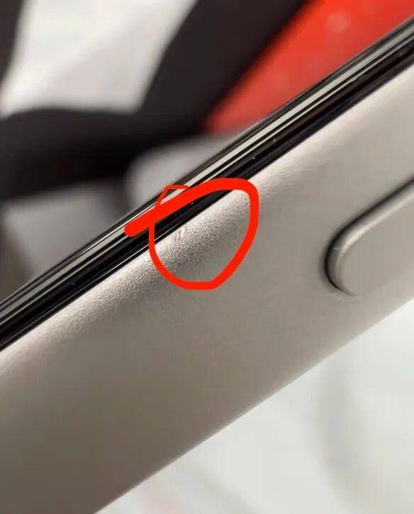 iPhone17首批用户吐槽不断!或成最娇气苹果手机,贴膜卡出坑,几小时就满身划痕