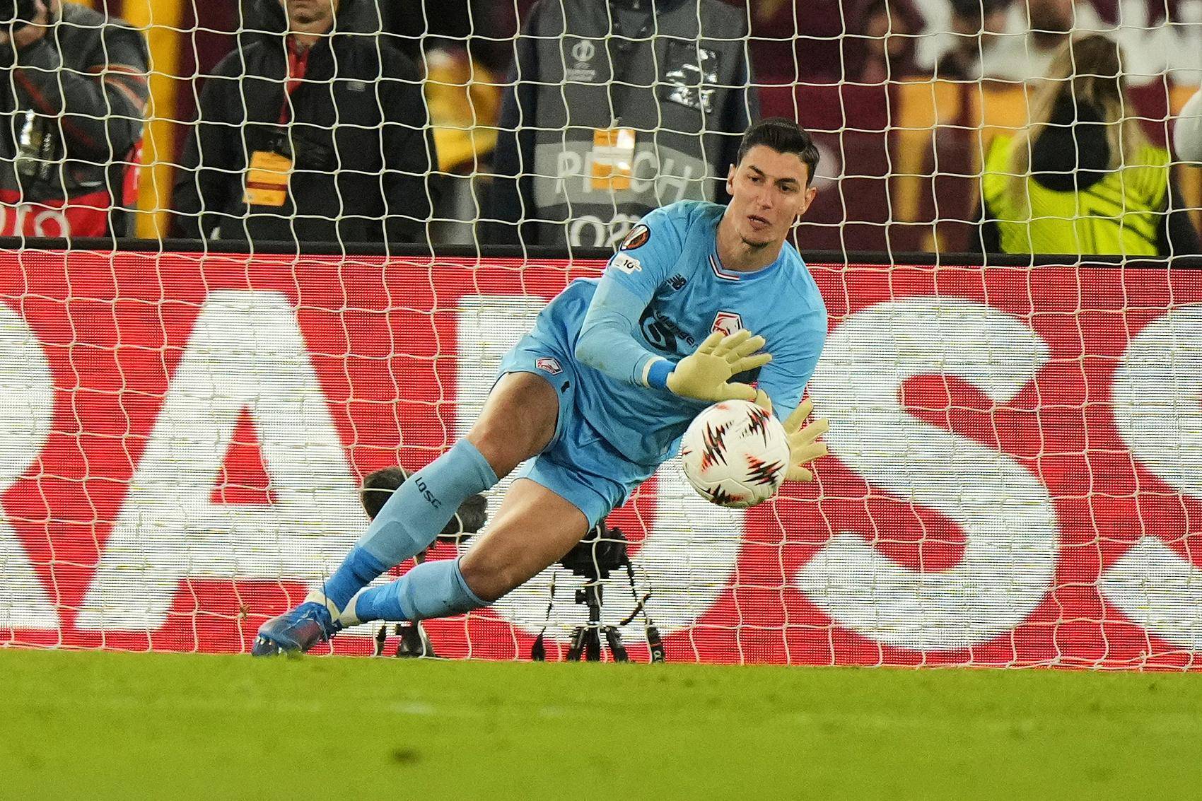 【欧联杯】里尔门将奥泽尔三扑点球，他为曼联门将巴因德尔打替补