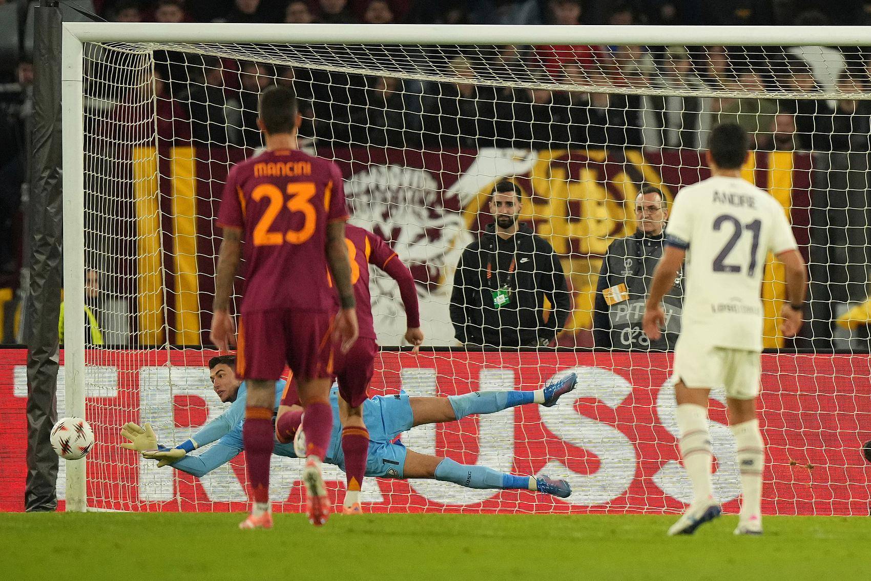 【欧联杯】里尔门将奥泽尔三扑点球,他为曼联门将巴因德尔打替补