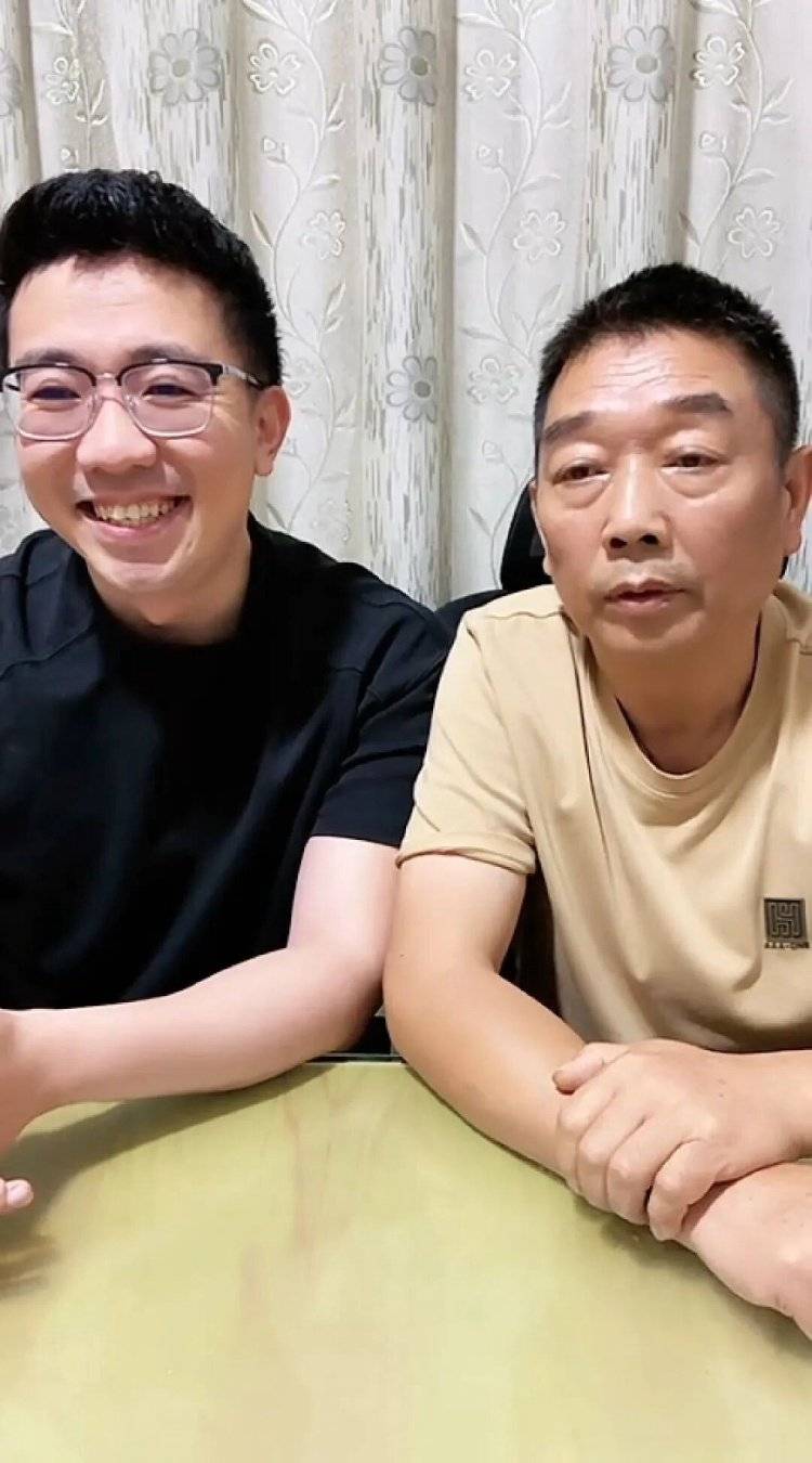 章莹颖男友国庆探望章父并协助直播,网友劝其早点结婚,本人回应