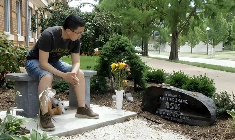 章莹颖男友国庆探望章父并协助直播,网友劝其早点结婚,本人回应