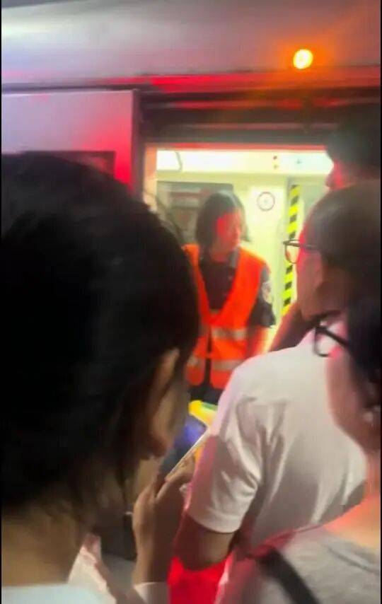 大连地铁发生故障停运一小时,目击者称看到120和警车,工作人员否认列车和人相撞,故障原因在落实中
