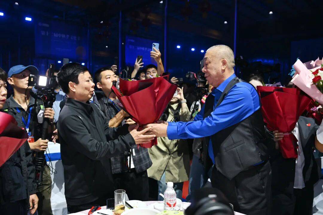 河南矿山崔培军又发钱!将宴请19000余人,每位员工父母发600元