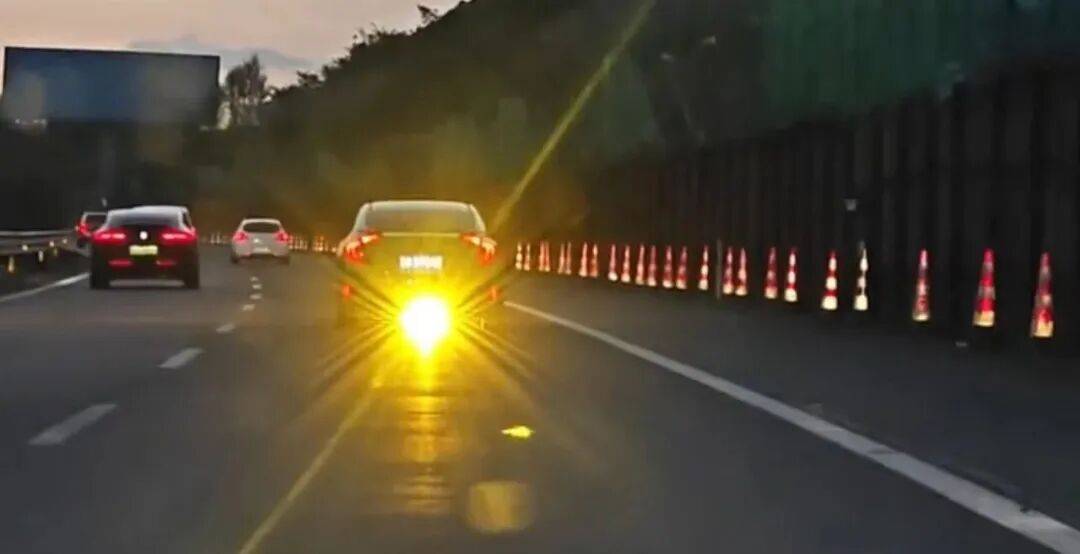 举报!贵B59***号小型轿车加装射灯闪后车!民警:查!