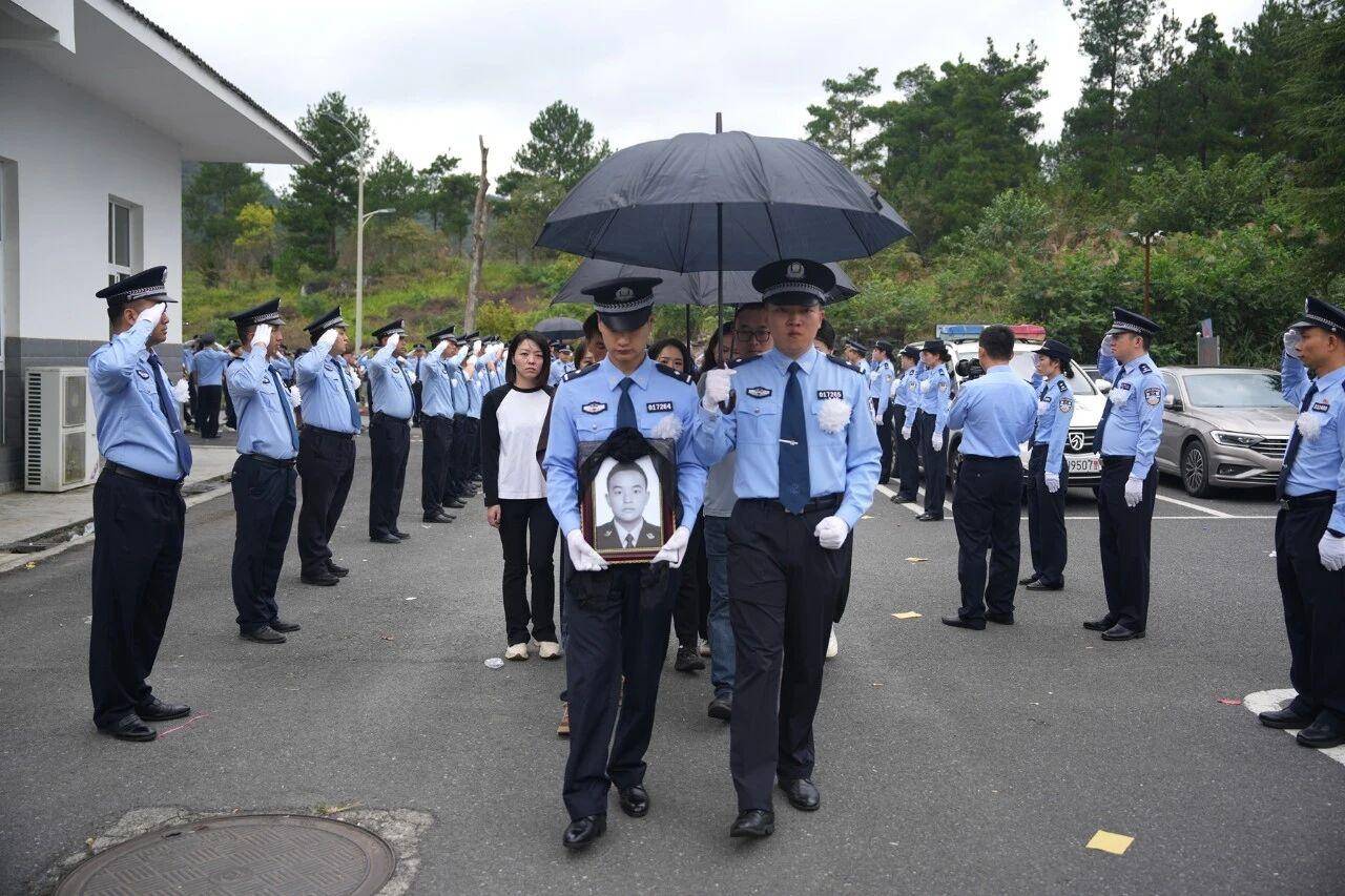 痛惜,年仅31岁!贵州独山一派出所副所长执行任务期间不幸受伤,抢救无效因公牺牲