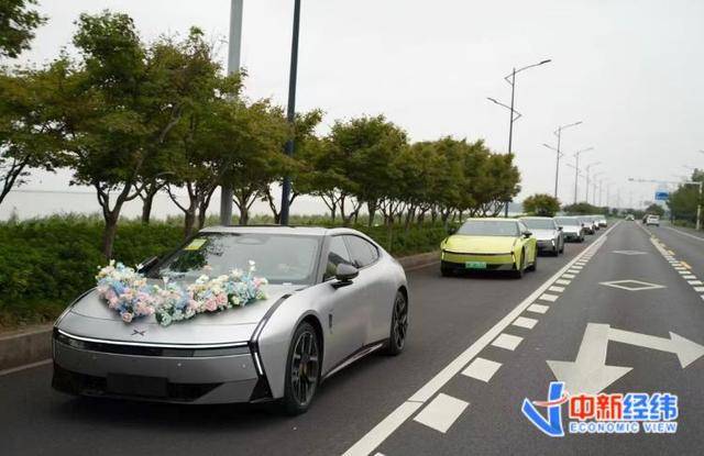 “比去年涨了五六倍”“比劳斯莱斯贵也要订”……年轻人结婚爱上这种车