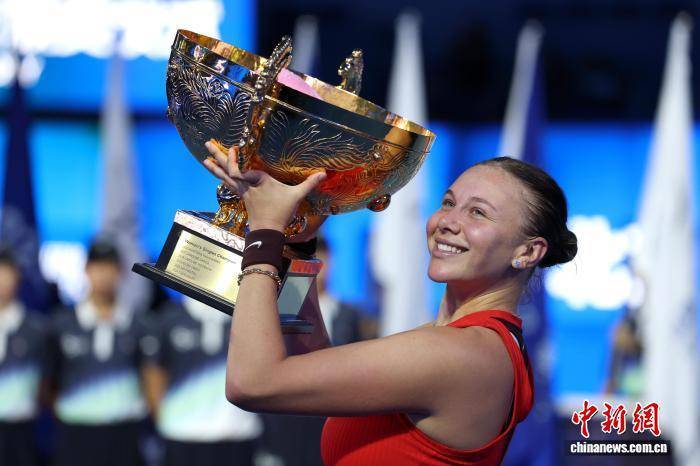 美国选手阿尼西莫娃首夺中网女单冠军