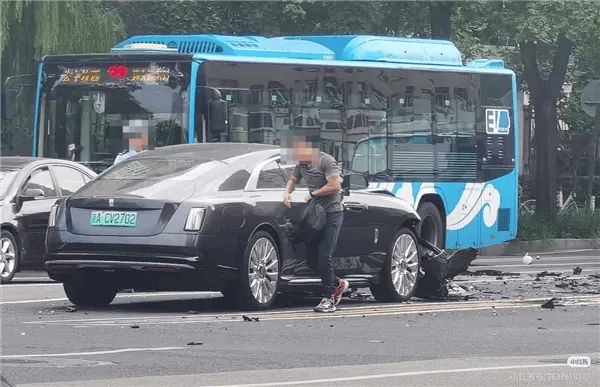 陈震车祸比亚迪车主妻子发声:丈夫多处骨折!陈震回应:全力配合、做好后续工作、补偿损失