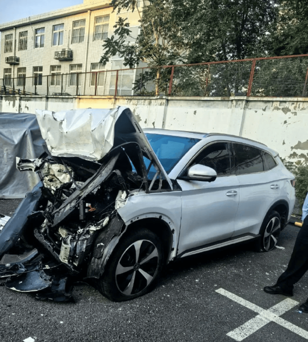 陈震车祸比亚迪车主妻子发声:丈夫多处骨折!陈震回应:全力配合、做好后续工作、补偿损失
