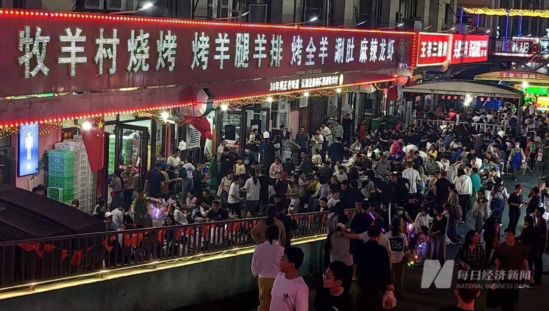 淄博凉了?记者实探:烧烤店“下午5点就排队,凌晨2点才收摊”