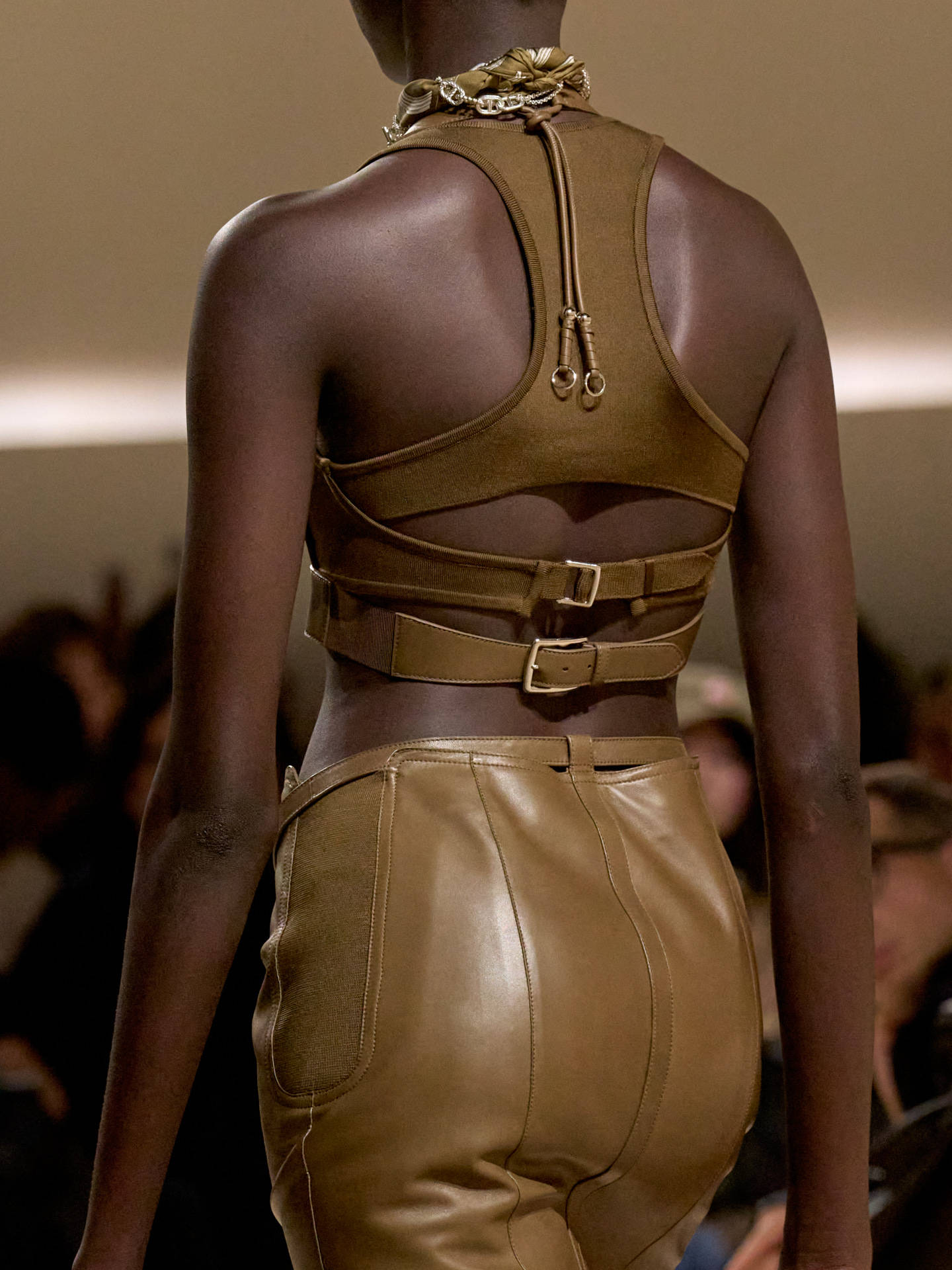 爱马仕秀场变沙滩,丝巾变上衣、亮色包袋注入新活力!