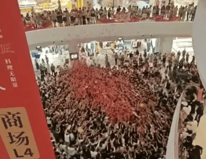 “天降红包雨”引发拥挤致顾客摔倒受伤,三亚大悦城致歉