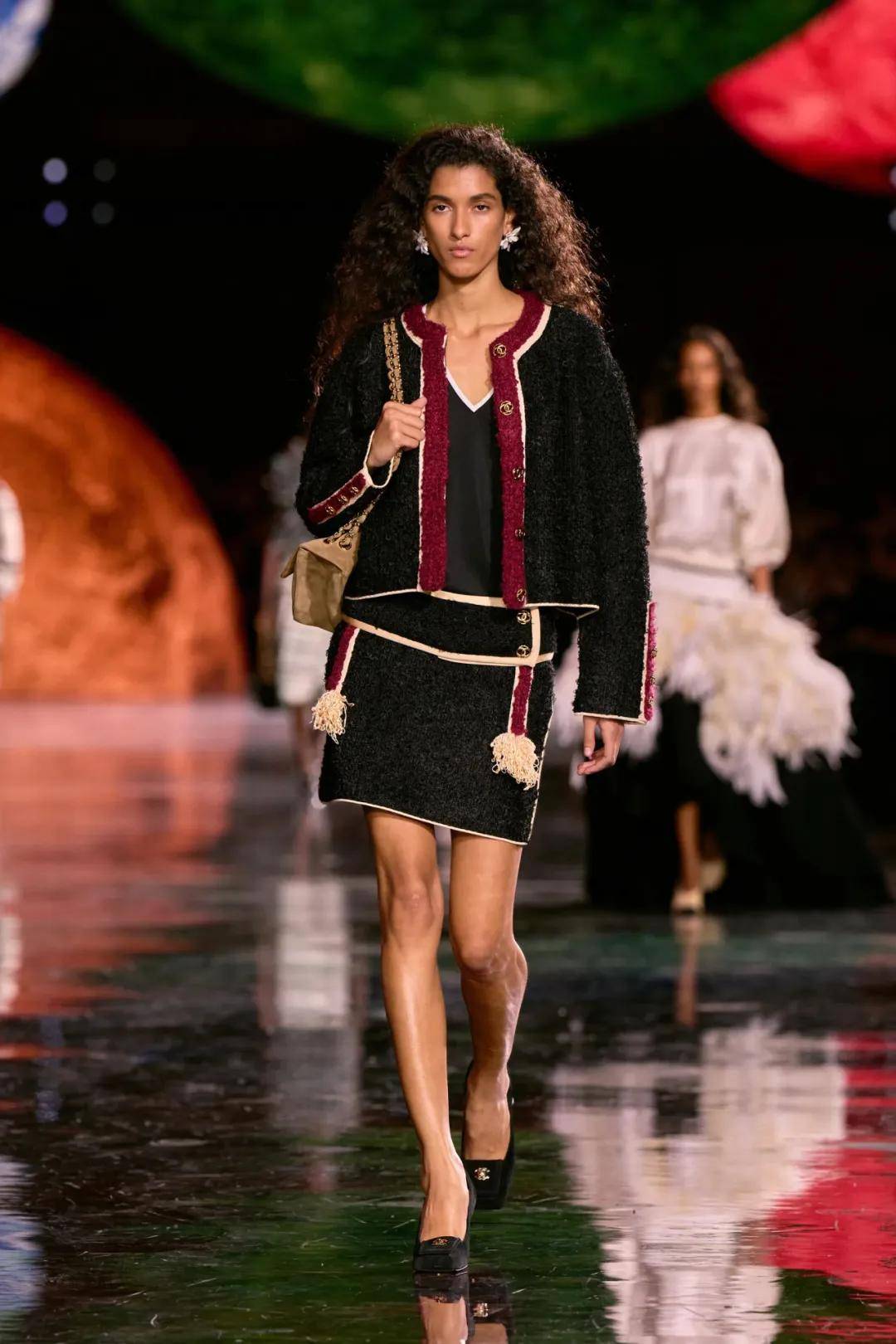 周迅、窦靖童、刘雯、井柏然同框围观香奈儿的新秘密