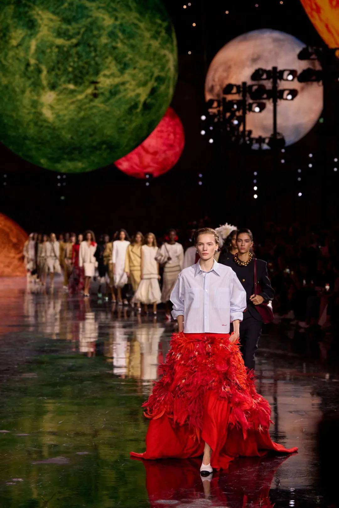 周迅、窦靖童、刘雯、井柏然同框围观香奈儿的新秘密