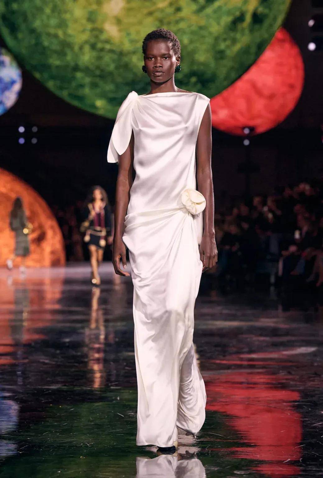 周迅、窦靖童、刘雯、井柏然同框围观香奈儿的新秘密