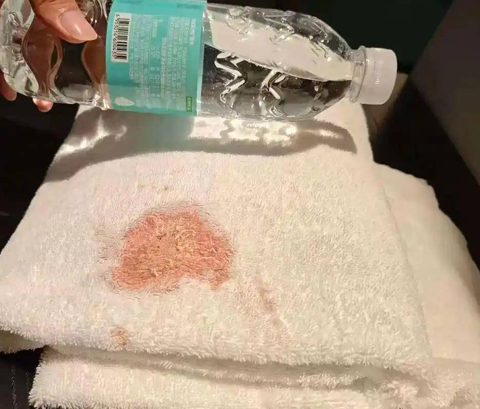 希岸酒店浴巾上出现大片血迹,到底是谁的责任?