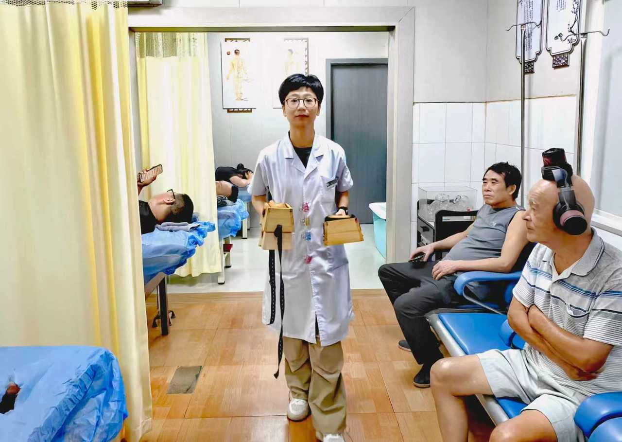 象山一乡村有位“艾”姑娘,她的“灸”手让600多位老人暖到心里