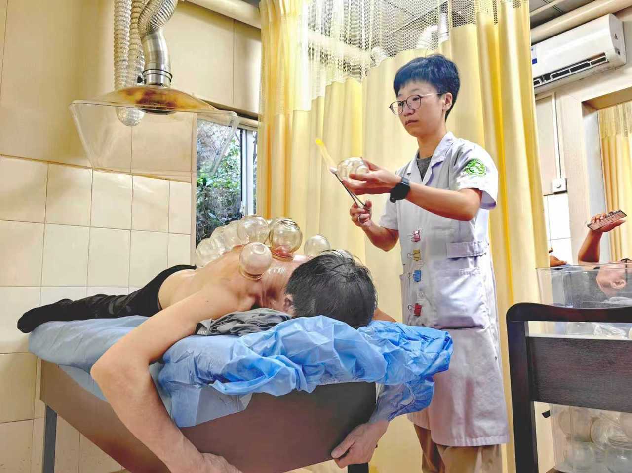 象山一乡村有位“艾”姑娘,她的“灸”手让600多位老人暖到心里