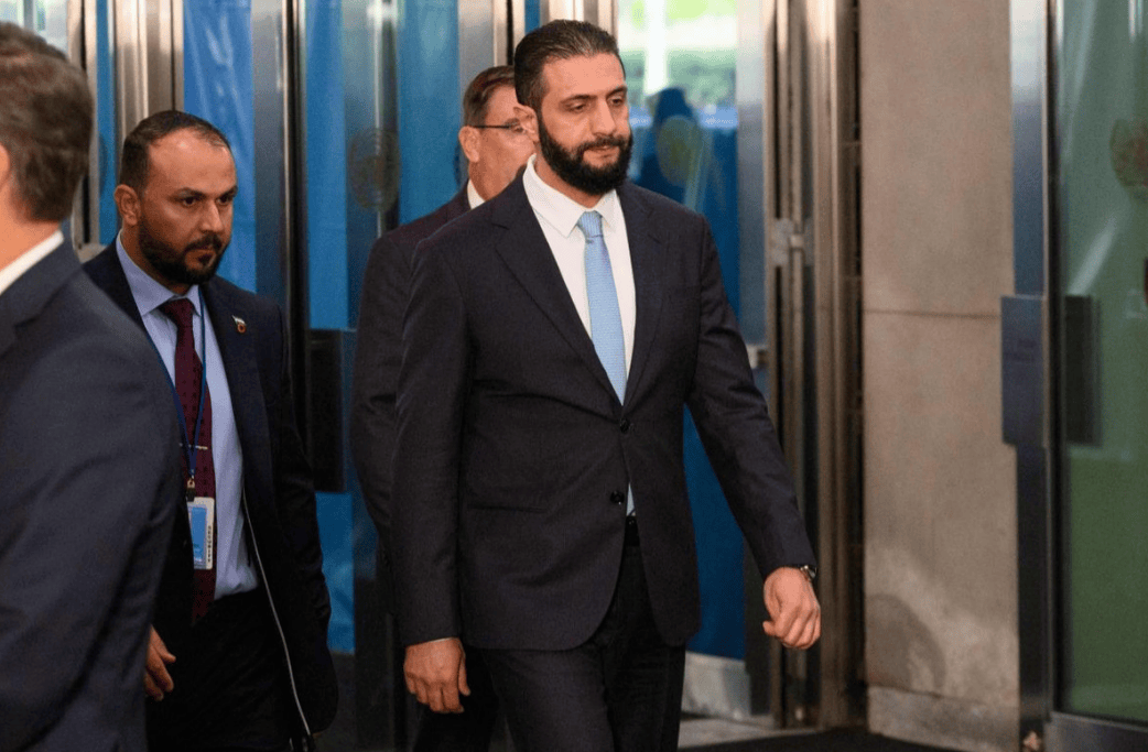 朱拉尼送普京见面礼，邀请俄军重返叙利亚，换取普京交出阿萨德