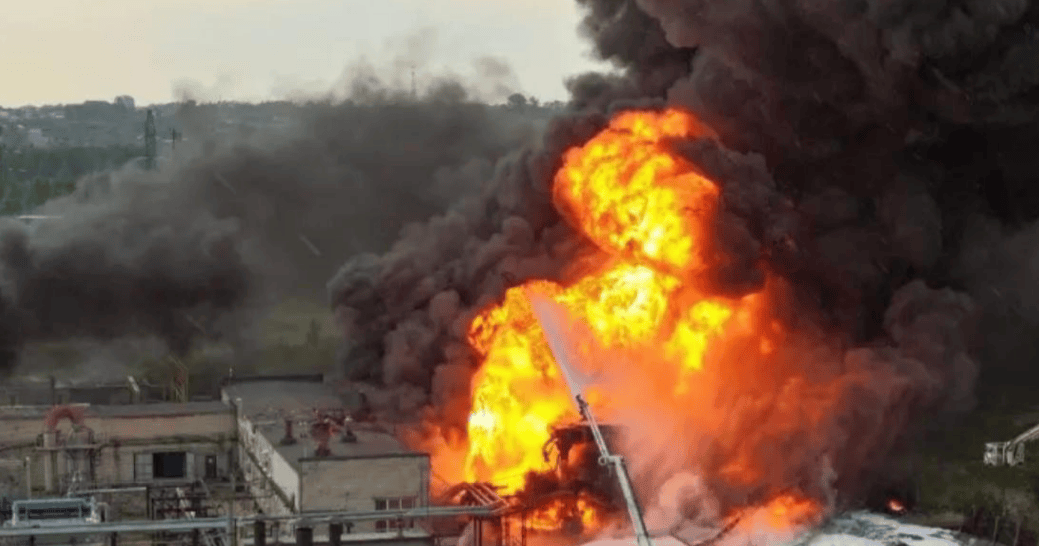 乌克兰被炸得“暗无天日”,泽连斯基骤感不妙,直指俄罗斯是故意“散播混乱的种子”