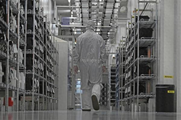 美国把刀架在脖子上了,这样干就是去送死