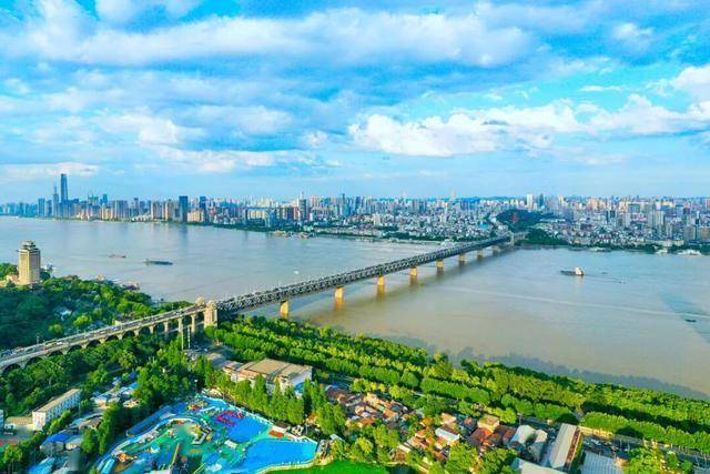 今天是她68岁生日，武汉人：不准退休！